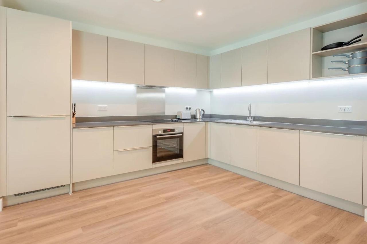 Modern Apartments In Brentford 2 Minutes Walk From Kew Bridge Εξωτερικό φωτογραφία