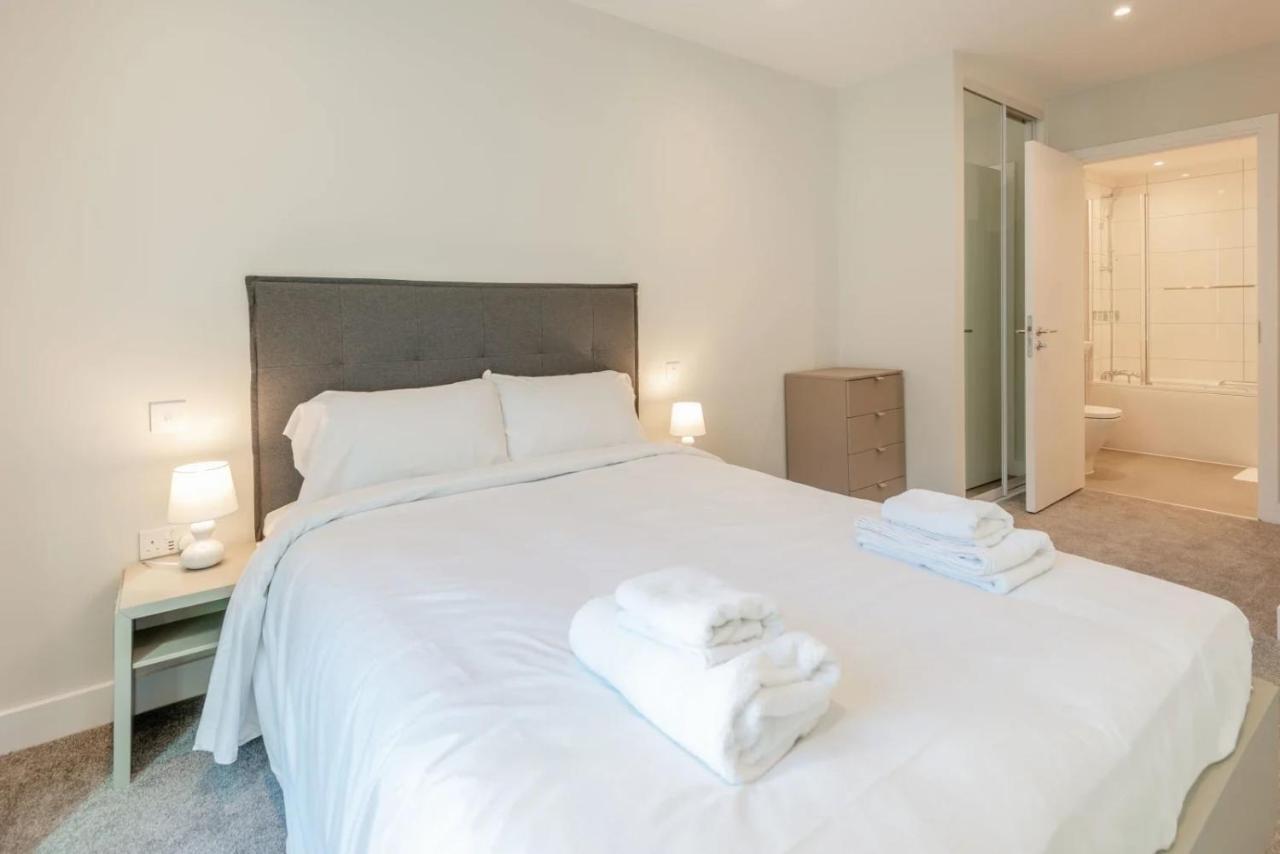 Modern Apartments In Brentford 2 Minutes Walk From Kew Bridge Εξωτερικό φωτογραφία
