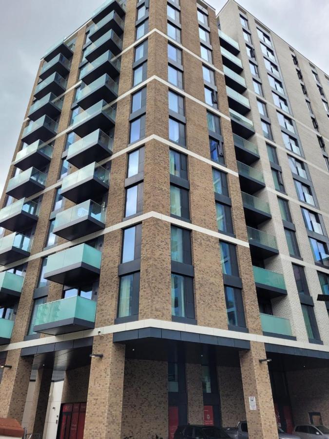 Modern Apartments In Brentford 2 Minutes Walk From Kew Bridge Εξωτερικό φωτογραφία